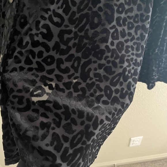 Soft Surroundings button up black velvet leopard blouse size medium - Picture 4 of 7